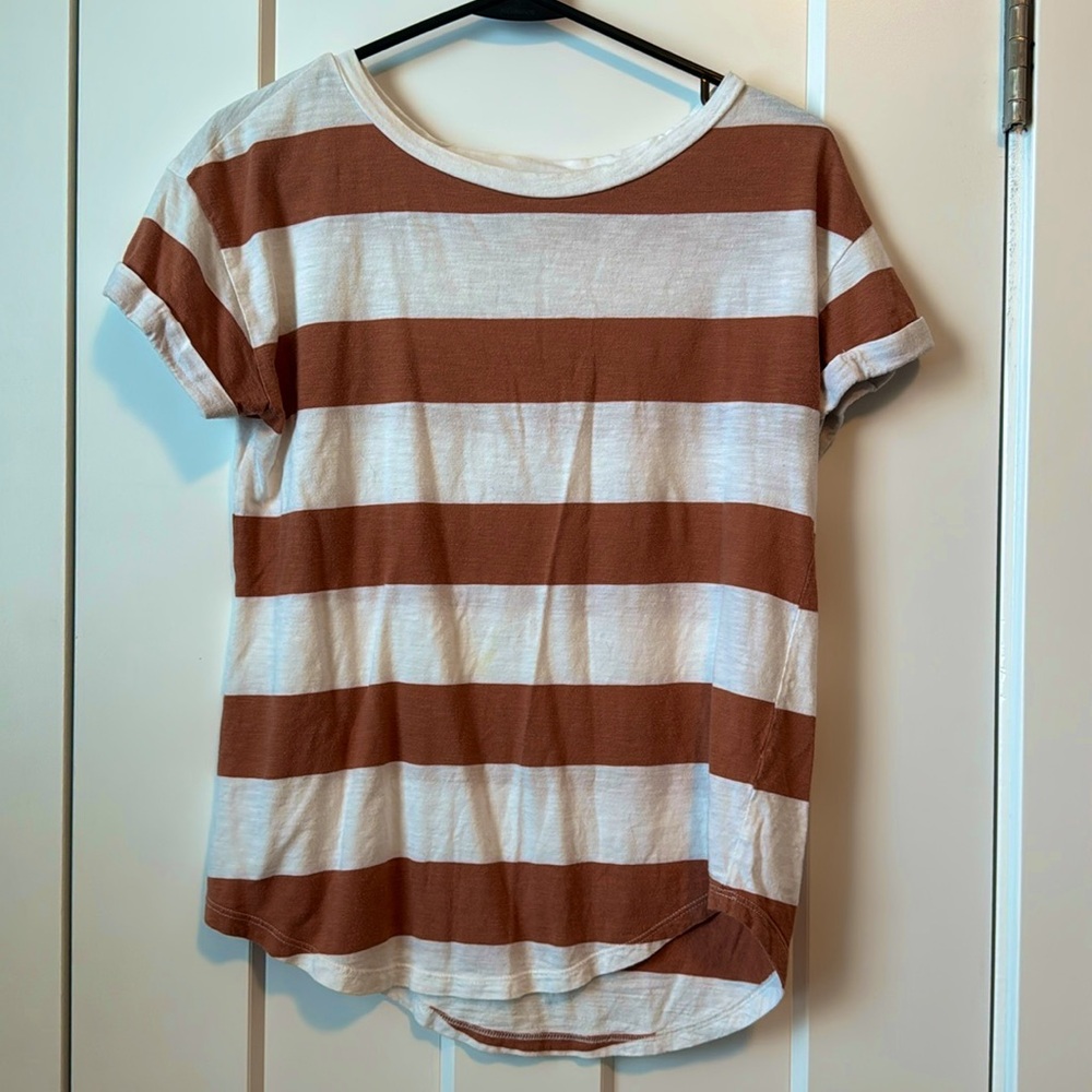 Orange and white 24/7 tee from Maurice’s. Good condition. Size XS